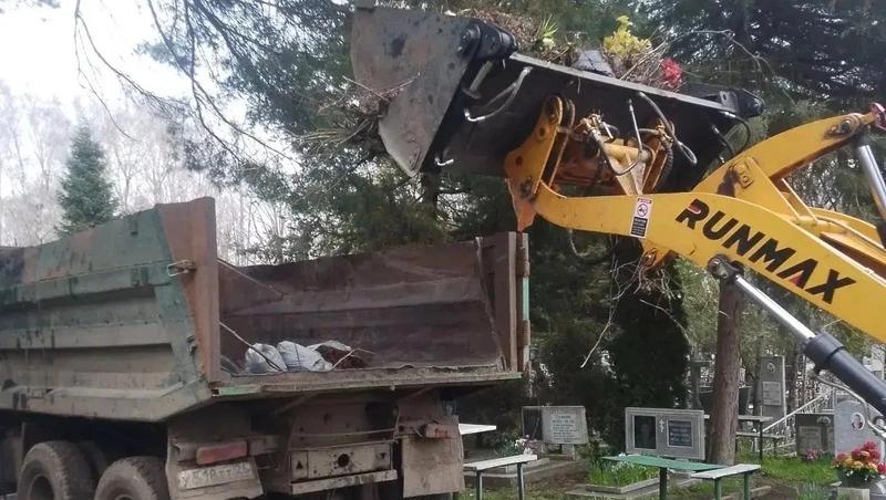 На кладбищах Ставрополя перед Пасхой вывезли 650 тонн мусора