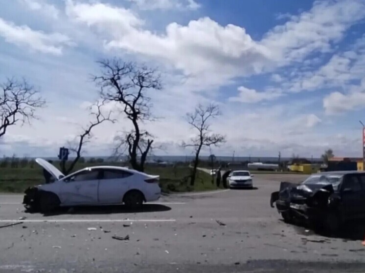 На Ставрополье из-за нарушения правил проезда перекрестка столкнулись «Хендай» и «Девятка»