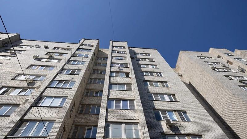 На Ставрополье жильцов многоэтажки заставили демонтировать самовольную кладовку