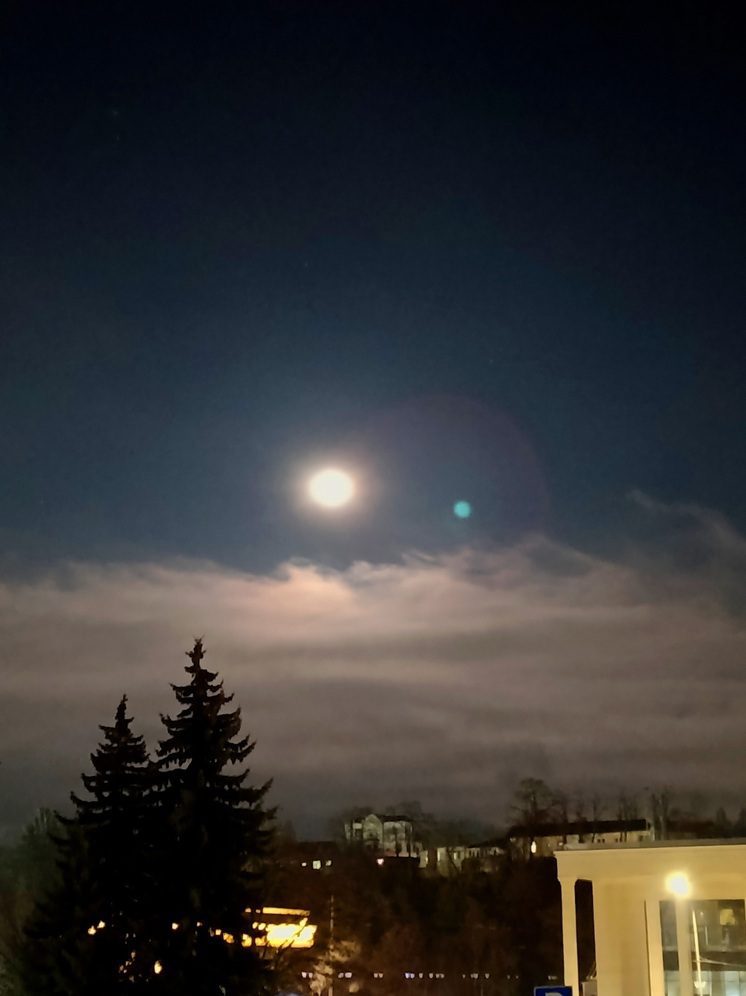 Над Ставропольем взошла Розовая Луна