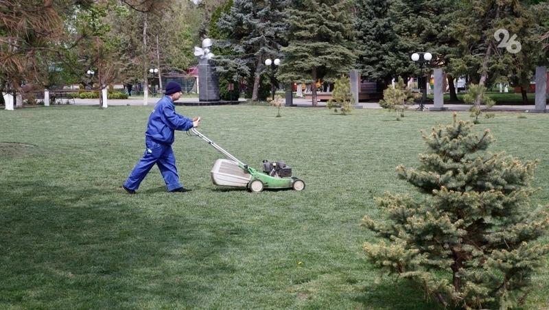 Новая электротехника вышла на уборку улиц Кисловодска