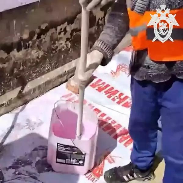 Патриотические баннеры использовали как подложку при ремонте здания в Ставрополе