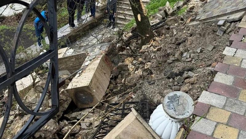 Подпорная стена на подъёме к санаторию обвалилась из-за дождей в Пятигорске