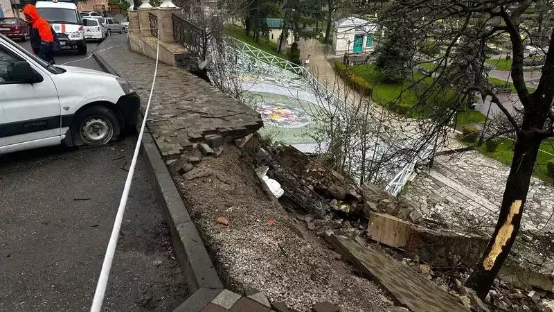 Подпорная стена на подъёме к санаторию обвалилась из-за дождей в Пятигорске