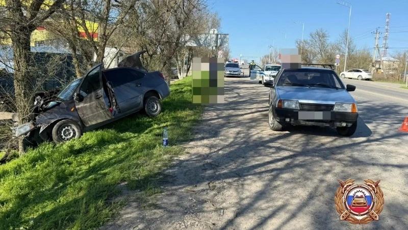 Подросток и взрослый травмированы в попутной машине при обгоне под Будённовском