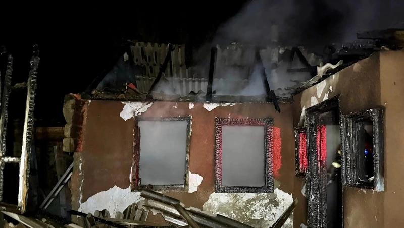 Поджог мог стать причиной пожара в нежилом доме в Светлограде