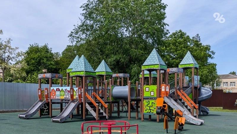 Ребёнок получил серьёзные травмы, упав с горки на детской площадке в Каспийске