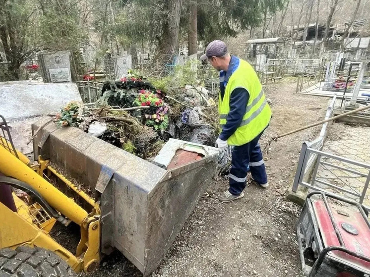 С кладбищ Кисловодска вывезли более 300 кубометров мусора