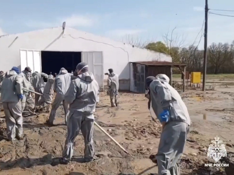 Спасатели из Карачаево-Черкесии продолжают помогать жителям подтопленного Дагестана