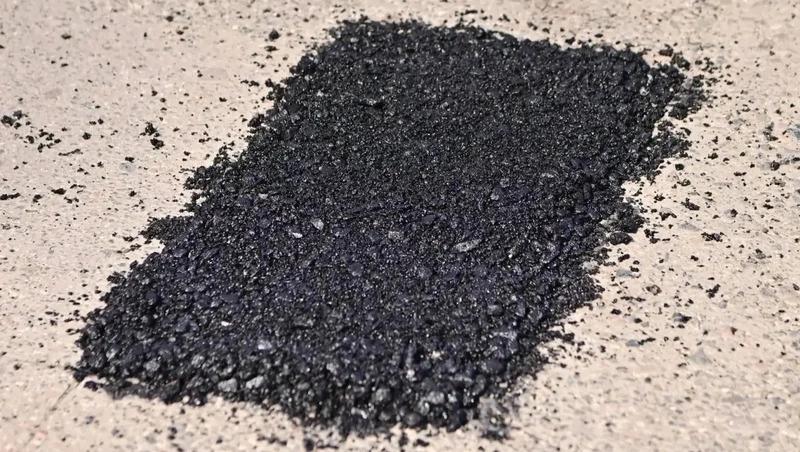 Специалисты продолжают ямочный ремонт дорог в Будённовске