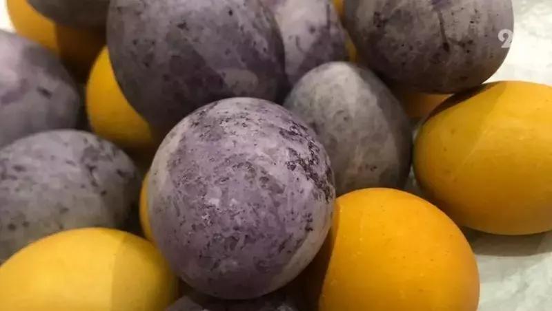 Технолог рекомендует россиянам красить яйца на Пасху луковой шелухой и шпинатом