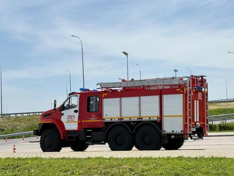 В КБР потушили пожар хозпостройки на площади 200 квадратов