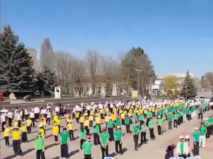  В Михайловске около 300 школьников приняли участие в акции «Зарядка с чемпионом»