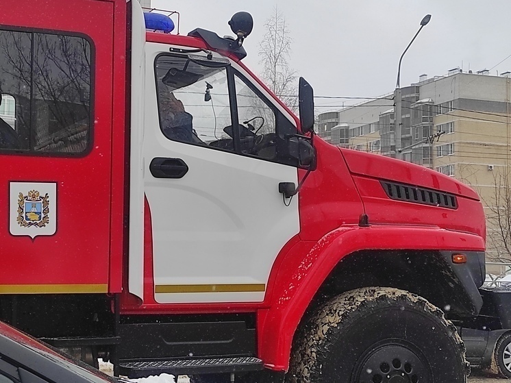 В Нальчике огнеборцы тушат пожар в здании спортбара