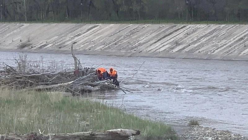 В Невинномысске из Кубани спасатели вытащили пенсионерку, спрыгнувшую с дамбы