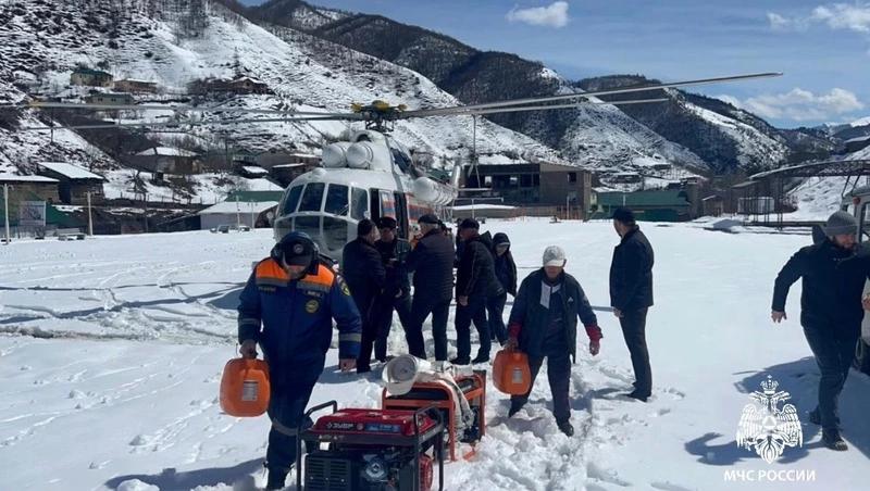 В отрезанное снегом село Дагестана вертолётом доставили помощь сотрудники МЧС РФ