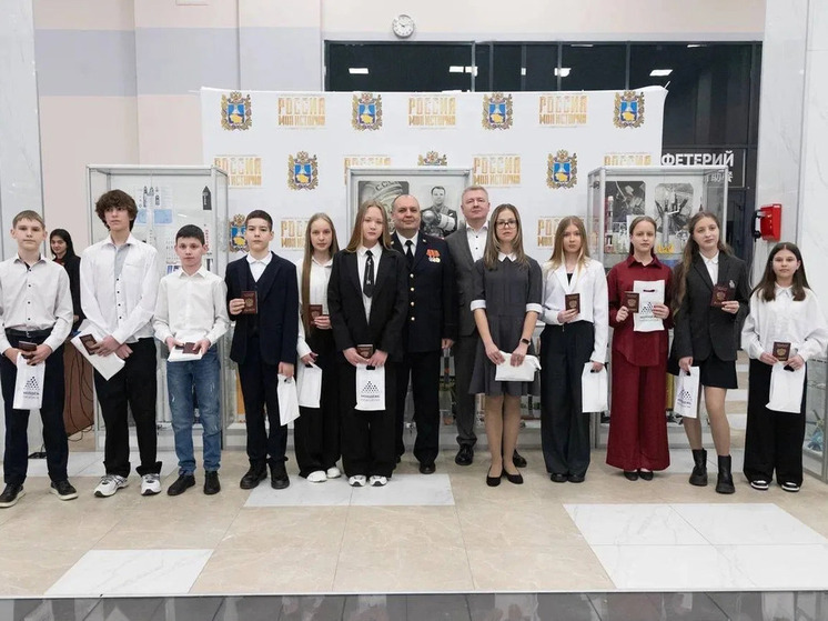 В Пятигорске накануне Дня космонавтики вручили первые паспорта 11 россиянам