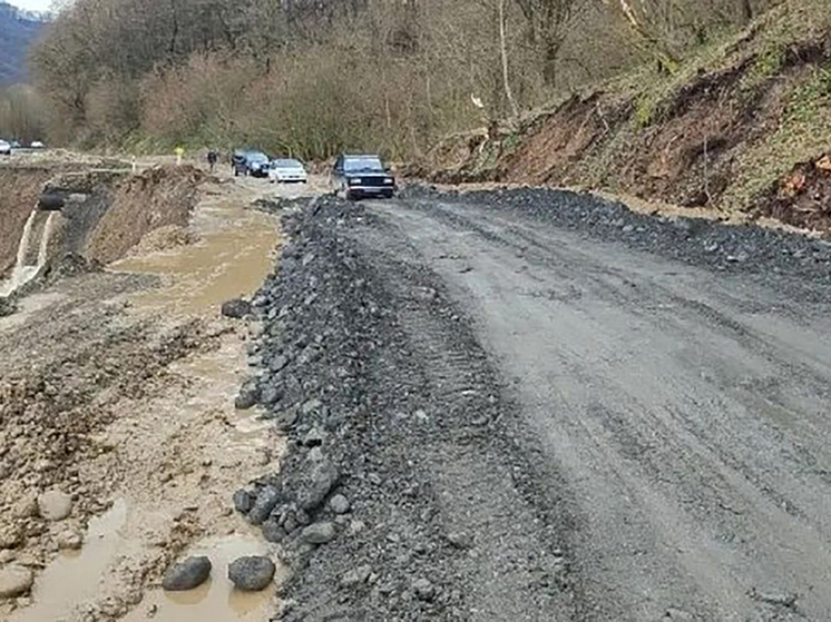 В Пригородном районе Осетии восстанавливают разрушенные стихией дороги