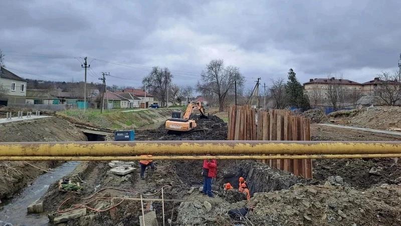 В селе Александровском проверили ход реконструкции моста