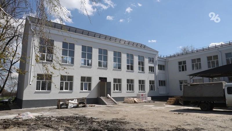 В школе №13 села Надежда завершили капремонт крыши и фасада