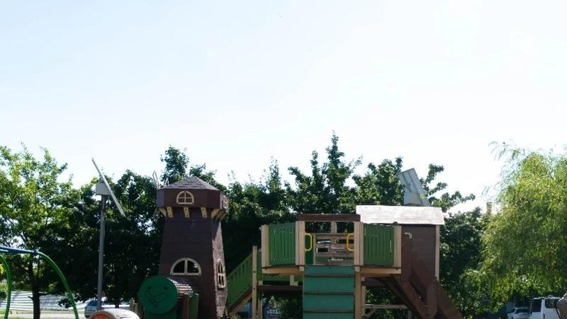 В сквере Семьи в Невинномысске обновляют покрытие на детской площадке