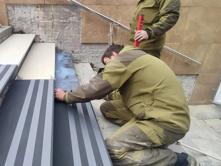 В Ставрополе начали монтировать музыкальную лестницу на улице Дзержинского