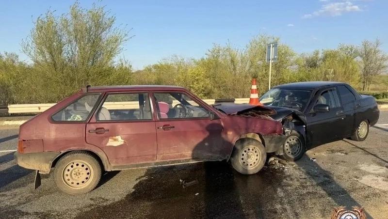 В Светлограде два человека пострадали при лобовом столкновении автомобилей