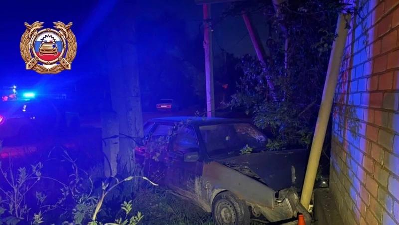 В Зеленокумске пьяный водитель без прав врезался в газовый столб