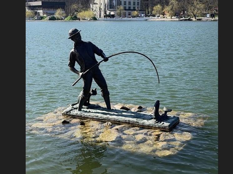 В Железноводске скульптуре рыбака вернули удочку