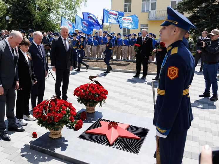 Вечный огонь зажгли в Карачаево-Черкесии у мемориала в селе Чапаевском