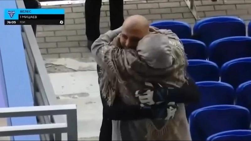 Вратарь, игравший против &laquo;Машука-КМВ&raquo;, забил гол и убежал на трибуну обнять маму