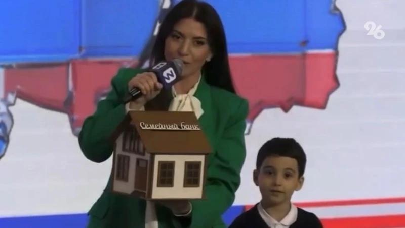 Жасмин в Махачкале подарила копилку мальчику, отдавшему деньги после наводнения