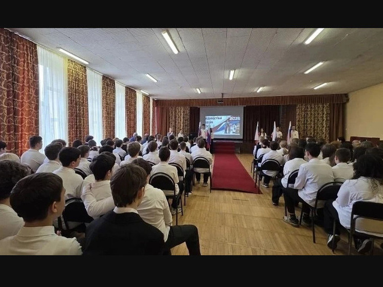 «Живой пример мужества»: в ессентукской школе № 9 выпускнику вручили Орден Мужества