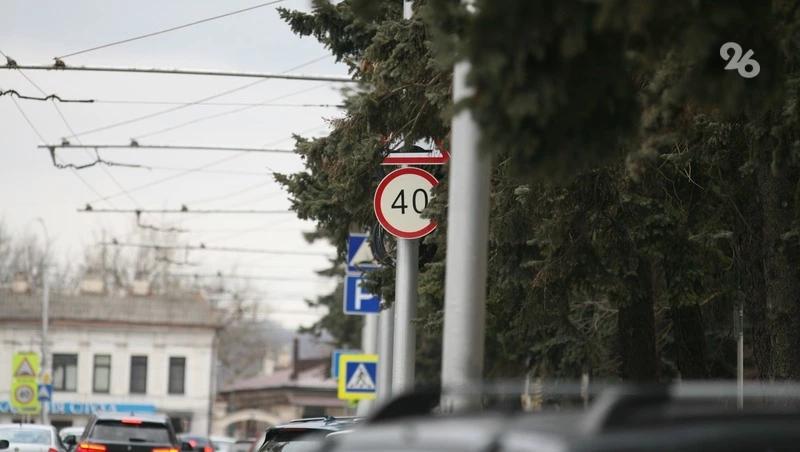 22 светофора и почти 970 знаков ПДД появилось в Кисловодске у школ и детсадов