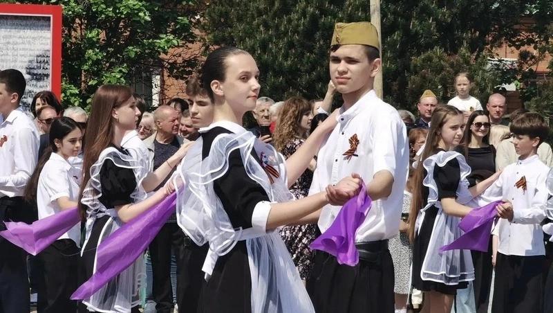 Более 800 жителей города Ипатово станцевали &laquo;Вальс Победы&raquo;