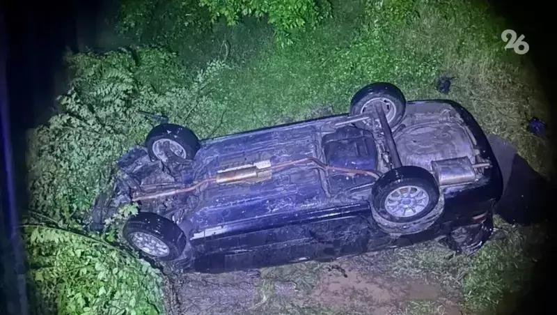 Два человека пострадали после опрокидывания легковушки в кювет на Ставрополье