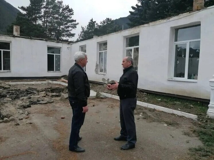 Глава администрации Эльбрусского района КБР проинспектировал ход ремонта школы и пешеходной зоны