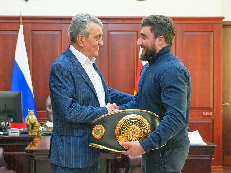 Глава Северной Осетии встретился с боксёром Давидом Беликовым и поздравил с победой