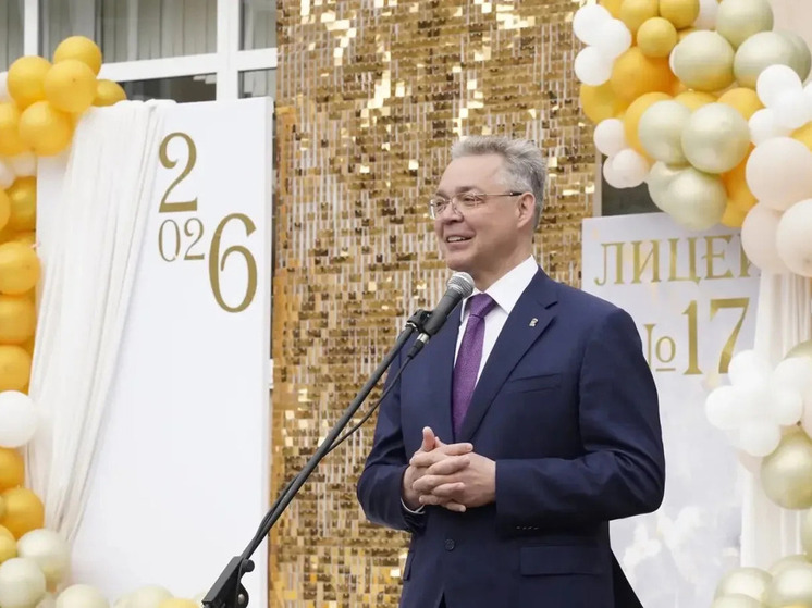 Губернатор Владимир Владимиров посетил линейку в лицее №17 Ставрополя и поздравил выпускников