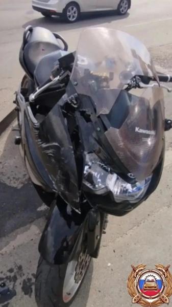 Мотоциклист получил травмы, не уступив дорогу легковушке в Ставрополе