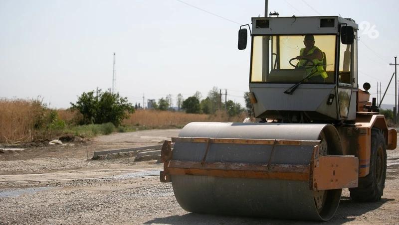 На трассе между округами Ставрополья начали укладку нового покрытия
