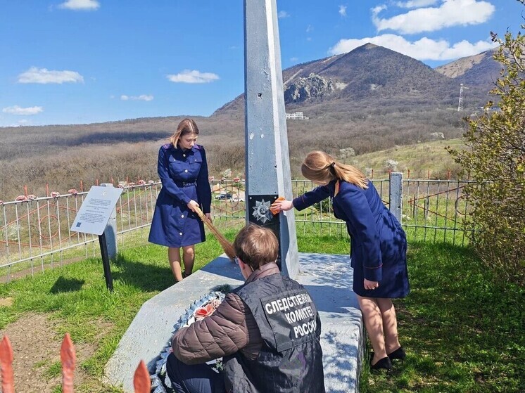 Офицеры следкома Предгорья провели уборку на мемориале в окрестностях села Винсады