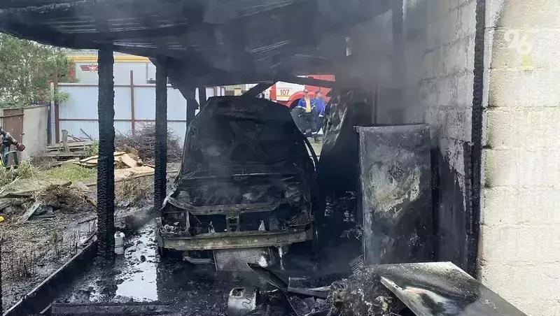 Пламя с загоревшегося авто перекинулось на жилой дом в Невинномысске