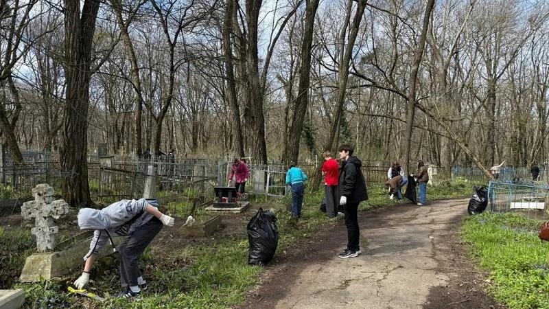 Почти 700 воинских могил привели в порядок на Даниловском кладбище Ставрополя
