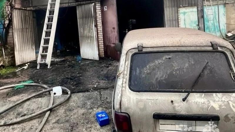 При пожаре в Ставрополе сгорели два мотоцикла, три автомобиля и мопед