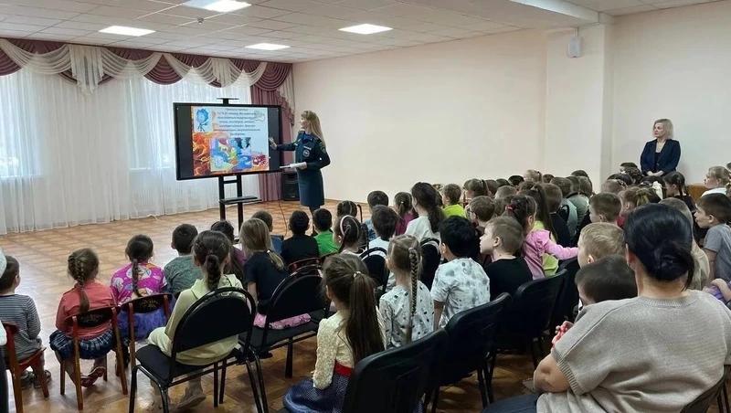 Сотрудники МЧС провели для молодёжи Ставрополя занятия по пожарной безопасности