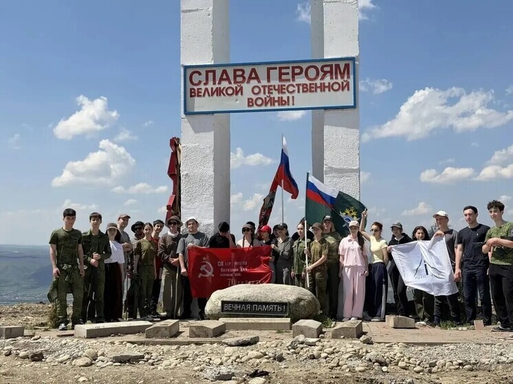 Сотрудники следкома КБР и кадеты совершили восхождение к рубежу героической обороны