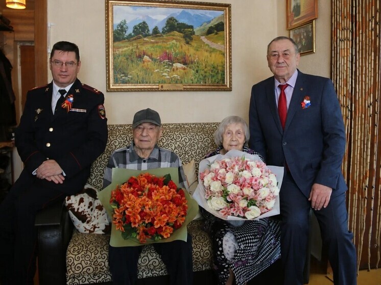Сотрудники ставропольской полиции поздравили 100-летнего ветерана-фронтовика с Днем Победы