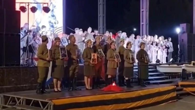 Участник СВО сделал предложение девушке со сцены в День Победы на Ставрополье