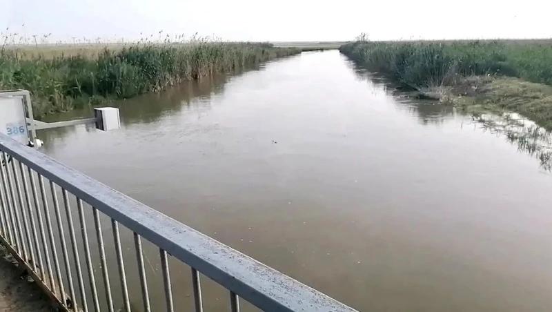 Уровень воды в реке Калаус в селе Воздвиженском остаётся ниже опасной отметки